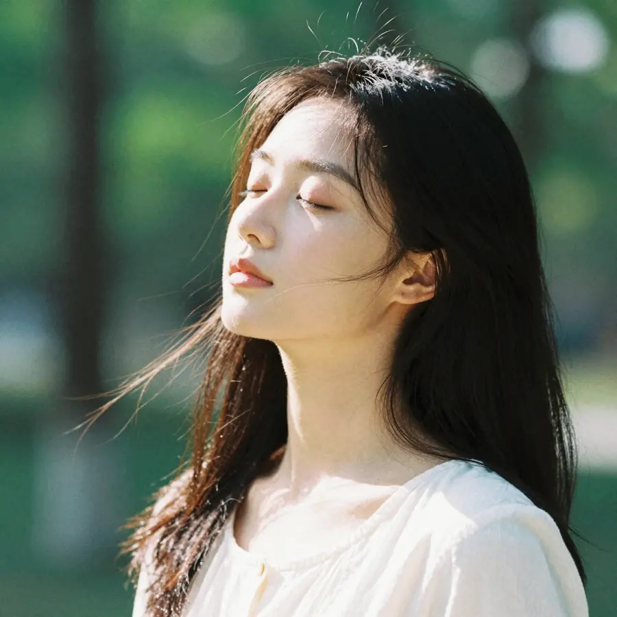 春日林间闭目仰首的东亚女性人像