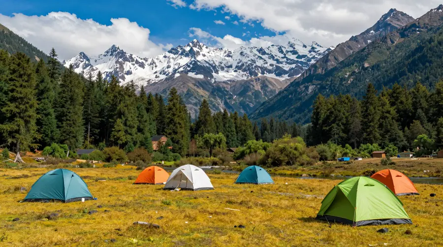 雪山下的多彩露营